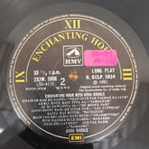 Asha Bhosle - Enchanting Hour With Asha Bhosle (Vinyl)